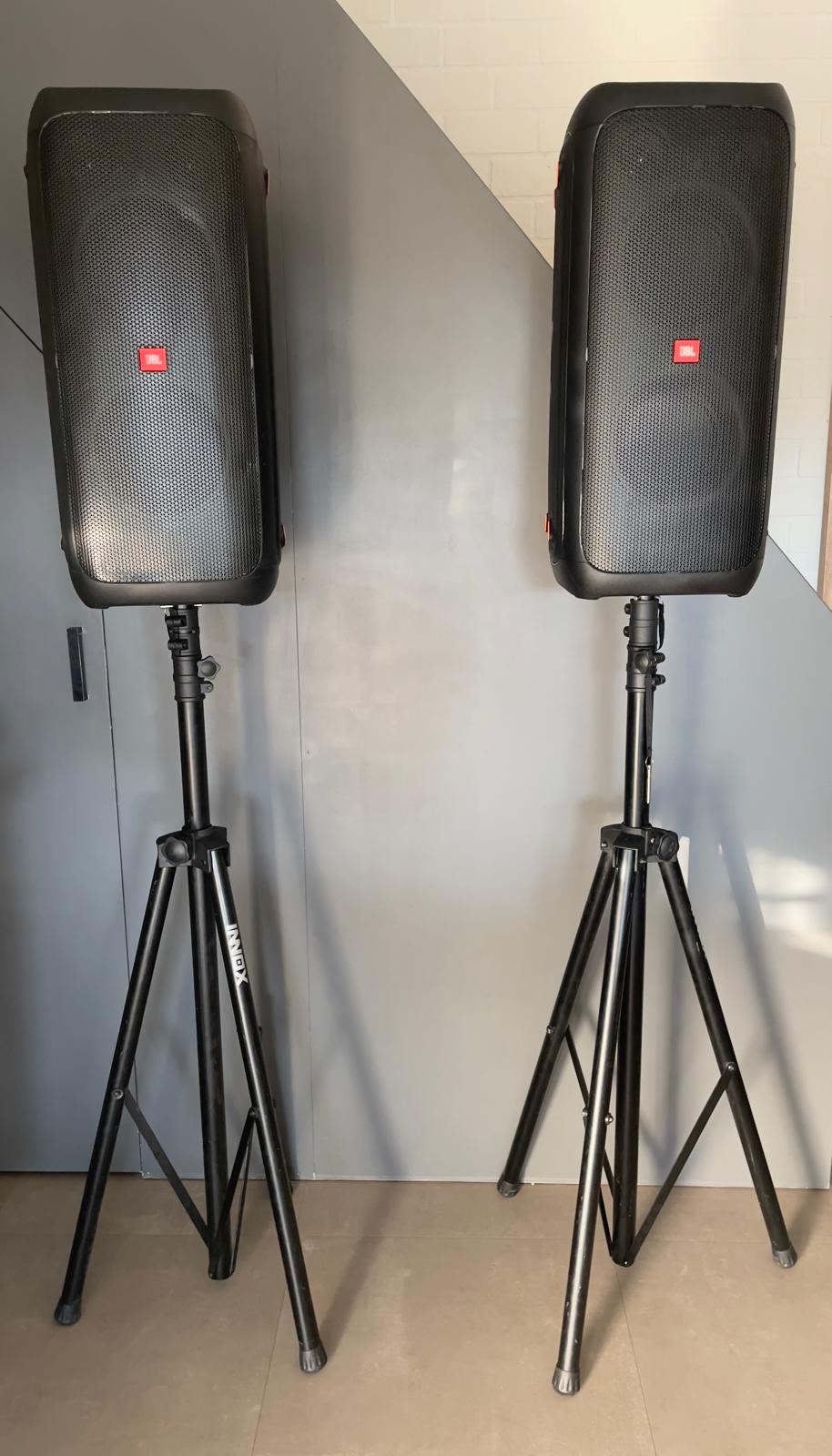 Twee compacte speakers op statief voor klein feest