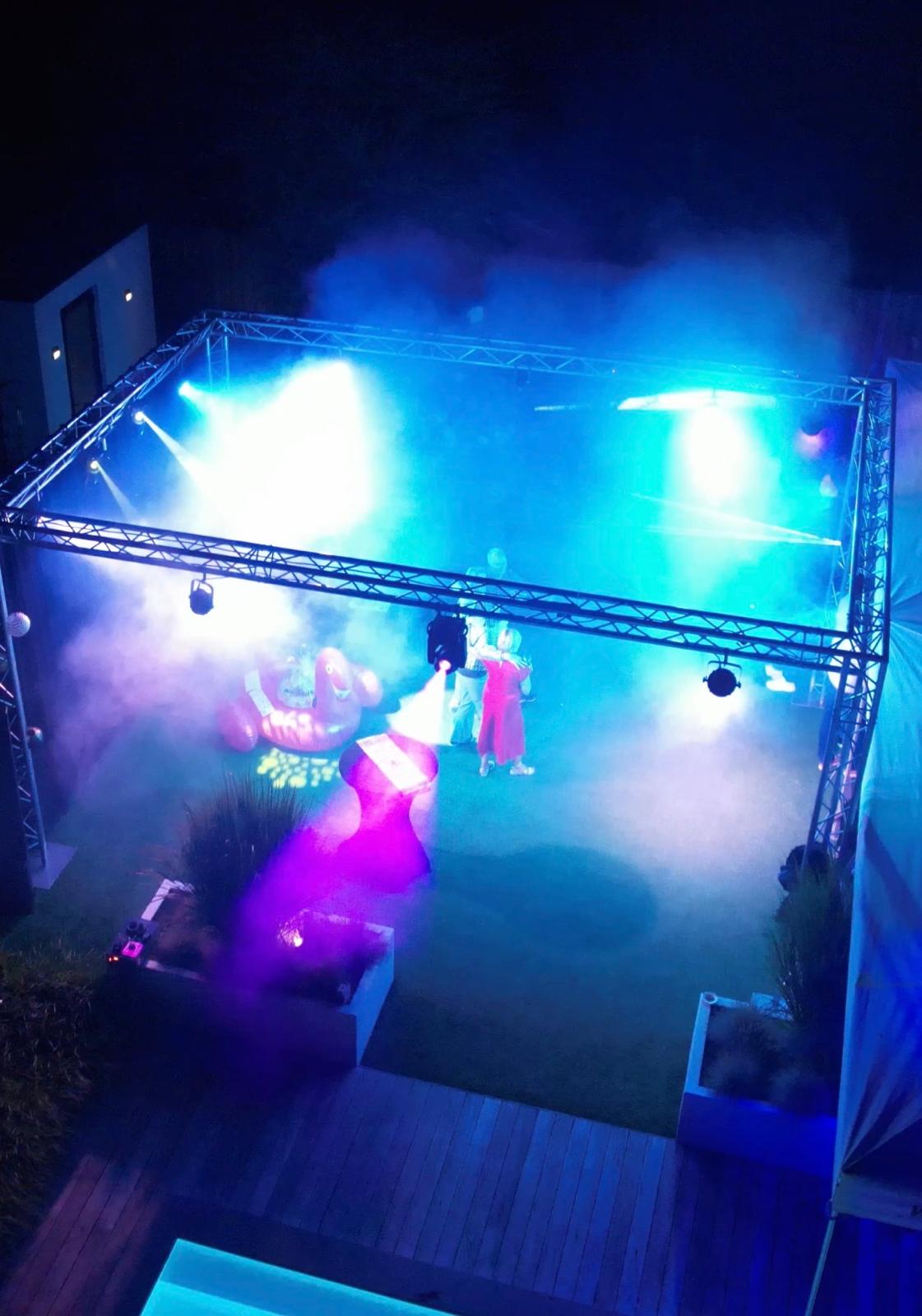 Kleurige lichtstralen op dansvloer